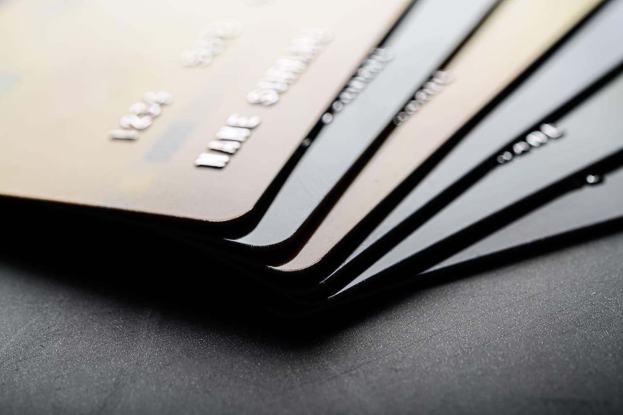 Может ли самозанятый оформить кредитную карту и в каких банках?